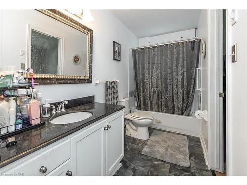 4 College Park Drive, Welland, ON - Indoor Photo Showing Bathroom