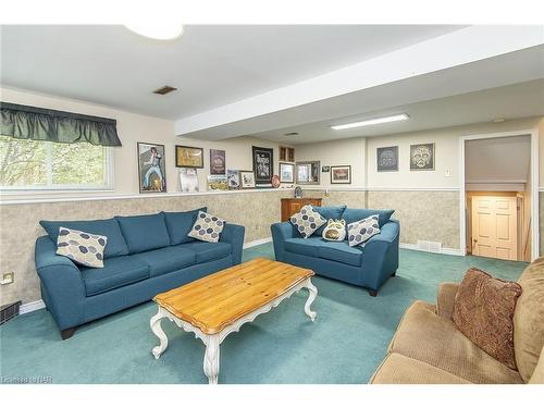 4 College Park Drive, Welland, ON - Indoor Photo Showing Living Room