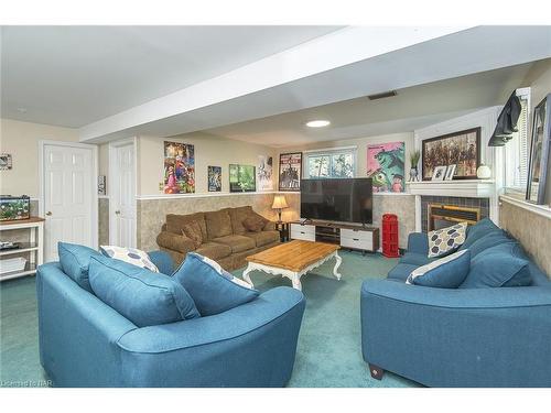 4 College Park Drive, Welland, ON - Indoor Photo Showing Living Room