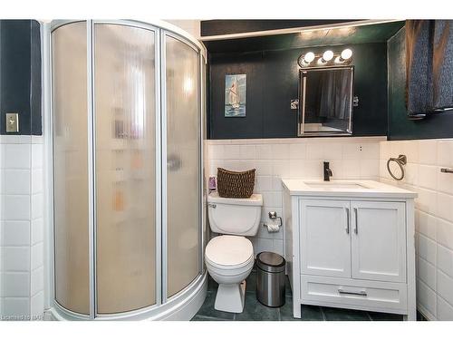 4 College Park Drive, Welland, ON - Indoor Photo Showing Bathroom