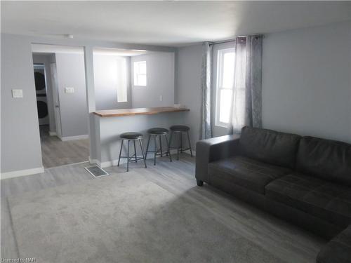 149 Knoll Street, Port Colborne, ON - Indoor Photo Showing Living Room