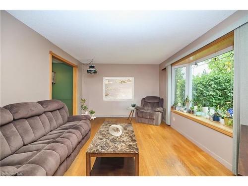 27 Meadowvale Place, Welland, ON - Indoor Photo Showing Living Room