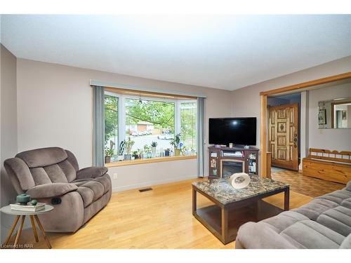 27 Meadowvale Place, Welland, ON - Indoor Photo Showing Living Room