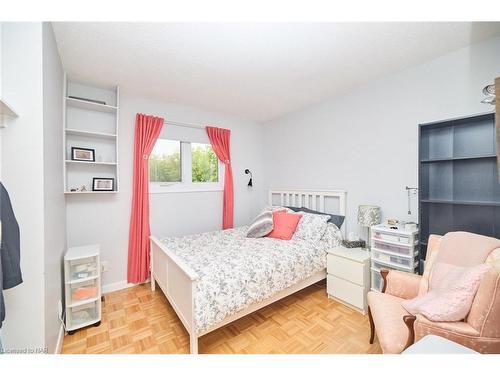 27 Meadowvale Place, Welland, ON - Indoor Photo Showing Bedroom