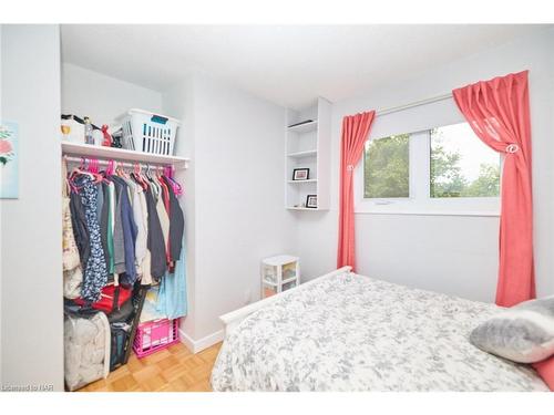 27 Meadowvale Place, Welland, ON - Indoor Photo Showing Bedroom