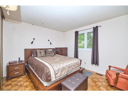 27 Meadowvale Place, Welland, ON - Indoor Photo Showing Bedroom