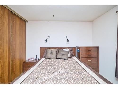 27 Meadowvale Place, Welland, ON - Indoor Photo Showing Bedroom