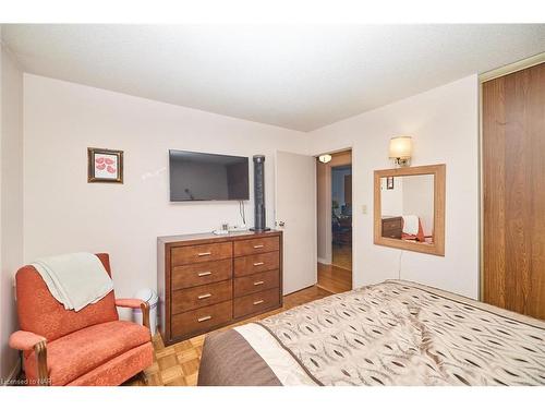 27 Meadowvale Place, Welland, ON - Indoor Photo Showing Bedroom