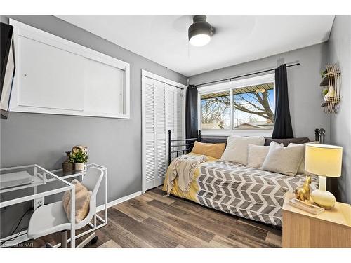 6536 Glengate Street, Niagara Falls, ON - Indoor Photo Showing Bedroom