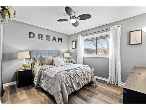 6536 Glengate Street, Niagara Falls, ON - Indoor Photo Showing Bedroom