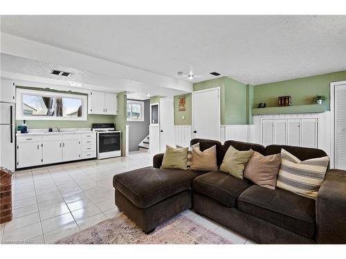 6536 Glengate Street, Niagara Falls, ON - Indoor Photo Showing Living Room