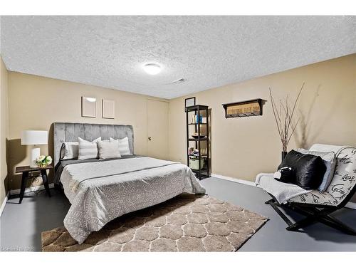 6536 Glengate Street, Niagara Falls, ON - Indoor Photo Showing Bedroom