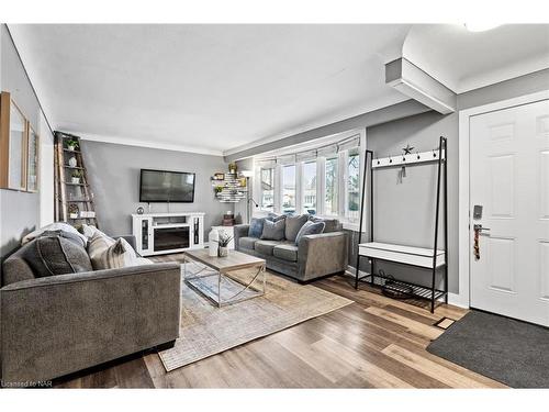 6536 Glengate Street, Niagara Falls, ON - Indoor Photo Showing Living Room With Fireplace