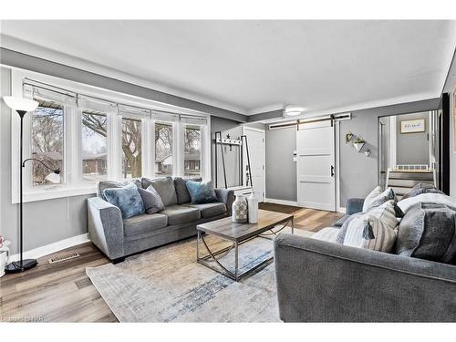 6536 Glengate Street, Niagara Falls, ON - Indoor Photo Showing Living Room