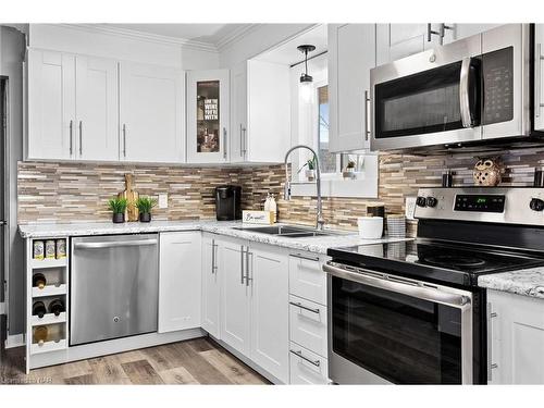 6536 Glengate Street, Niagara Falls, ON - Indoor Photo Showing Kitchen With Double Sink With Upgraded Kitchen