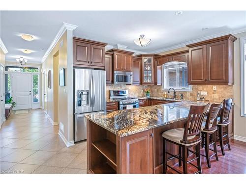 33 Hickory Avenue, Niagara-On-The-Lake, ON - Indoor Photo Showing Kitchen With Upgraded Kitchen