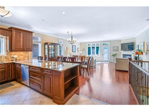 33 Hickory Avenue, Niagara-On-The-Lake, ON - Indoor Photo Showing Kitchen With Upgraded Kitchen