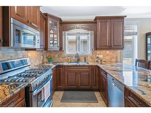 33 Hickory Avenue, Niagara-On-The-Lake, ON - Indoor Photo Showing Kitchen With Upgraded Kitchen