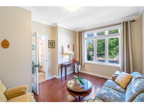 33 Hickory Avenue, Niagara-On-The-Lake, ON - Indoor Photo Showing Living Room