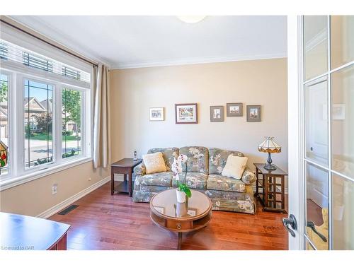 33 Hickory Avenue, Niagara-On-The-Lake, ON - Indoor Photo Showing Living Room