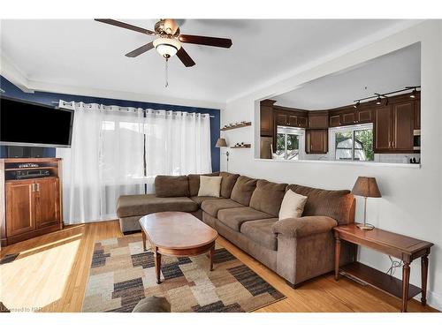 31978 Church Street, Wainfleet, ON - Indoor Photo Showing Living Room