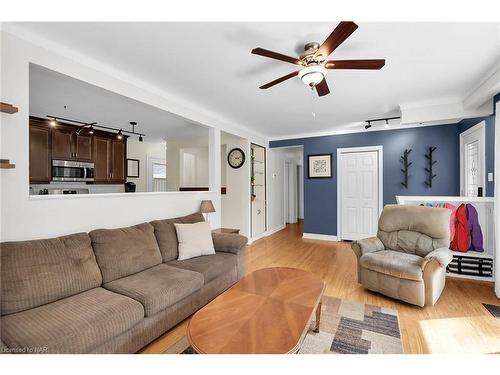 31978 Church Street, Wainfleet, ON - Indoor Photo Showing Living Room