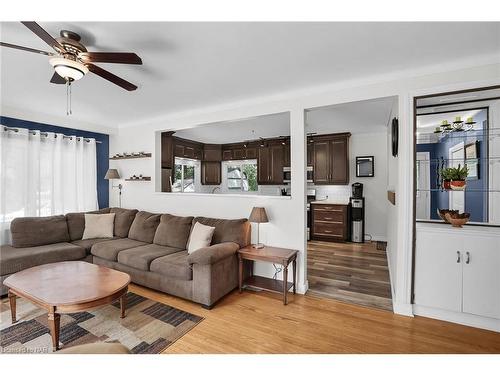 31978 Church Street, Wainfleet, ON - Indoor Photo Showing Living Room