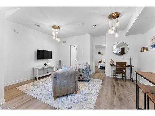 114-781 Clare Avenue, Welland, ON - Indoor Photo Showing Living Room