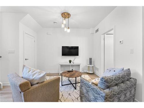 114-781 Clare Avenue, Welland, ON - Indoor Photo Showing Living Room