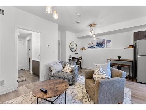 114-781 Clare Avenue, Welland, ON - Indoor Photo Showing Living Room