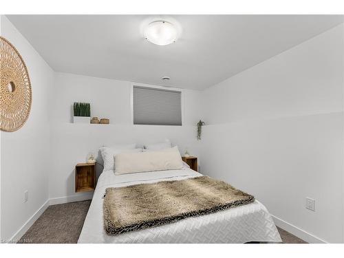 114-781 Clare Avenue, Welland, ON - Indoor Photo Showing Bedroom