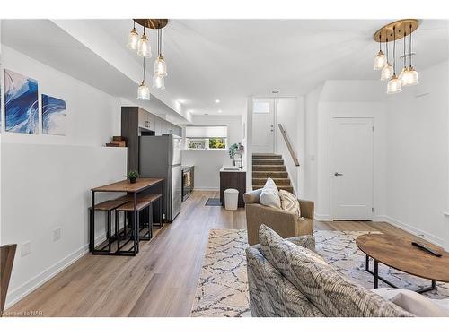 114-781 Clare Avenue, Welland, ON - Indoor Photo Showing Living Room