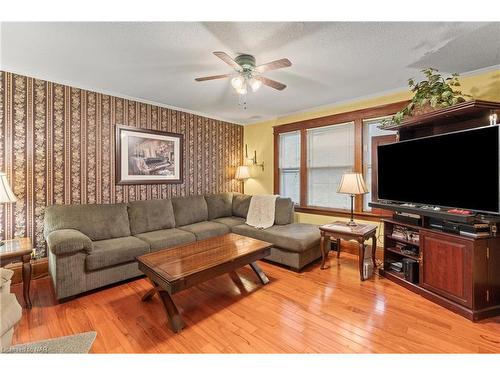 1 Welland Street N, Thorold, ON - Indoor Photo Showing Living Room