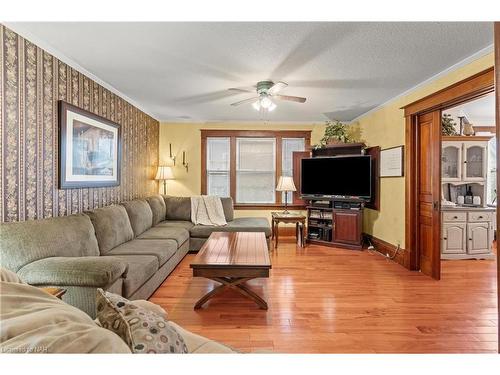 1 Welland Street N, Thorold, ON - Indoor Photo Showing Living Room