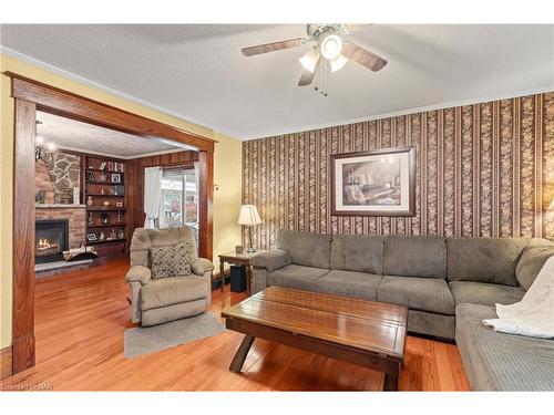 1 Welland Street N, Thorold, ON - Indoor Photo Showing Living Room