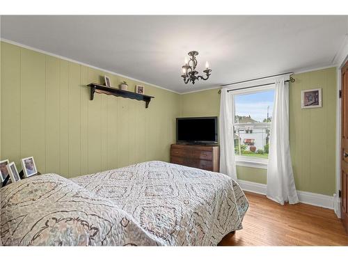 1 Welland Street N, Thorold, ON - Indoor Photo Showing Bedroom