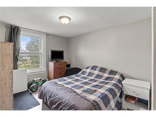 1 Welland Street N, Thorold, ON - Indoor Photo Showing Bedroom