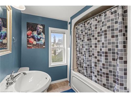 1 Welland Street N, Thorold, ON - Indoor Photo Showing Bathroom