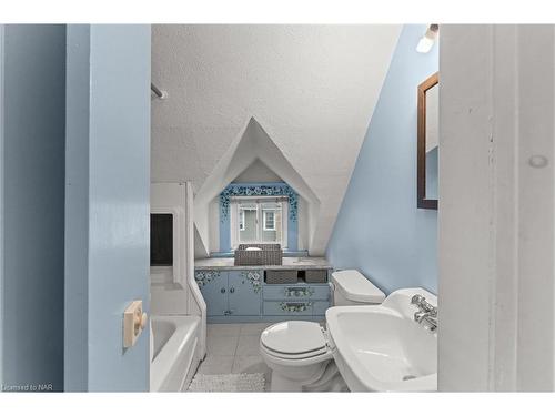 1 Welland Street N, Thorold, ON - Indoor Photo Showing Bathroom