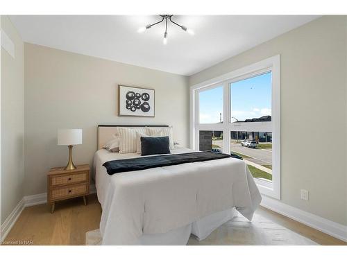 7887 Seabiscuit Drive, Niagara Falls, ON - Indoor Photo Showing Bedroom