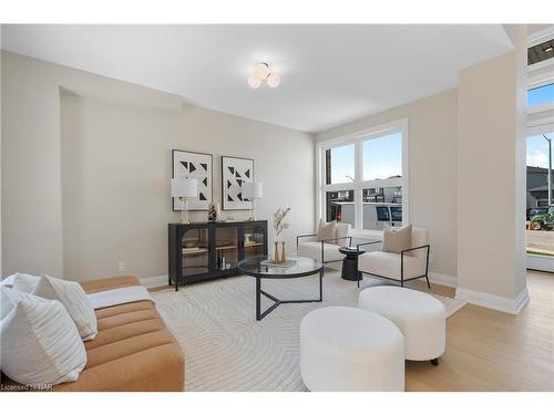 7887 Seabiscuit Drive, Niagara Falls, ON - Indoor Photo Showing Living Room