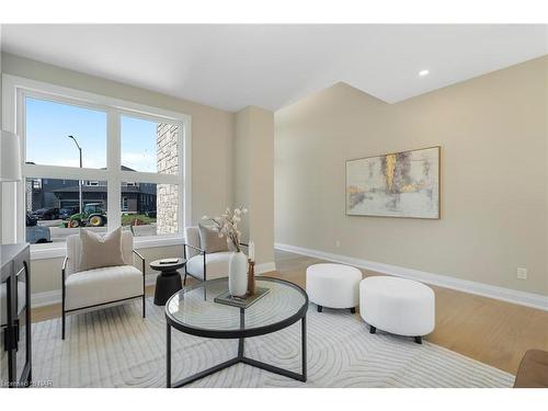 7887 Seabiscuit Drive, Niagara Falls, ON - Indoor Photo Showing Living Room