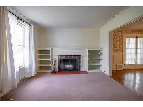 1429 Garrison Road, Fort Erie, ON - Indoor Photo Showing Living Room With Fireplace