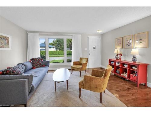 31 Mccordick Drive, St. Catharines, ON - Indoor Photo Showing Living Room