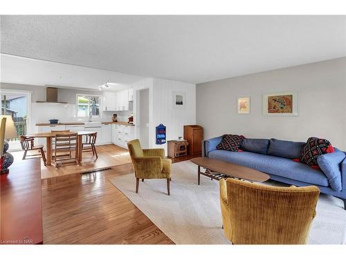 31 Mccordick Drive, St. Catharines, ON - Indoor Photo Showing Living Room