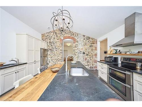 1540 Concession 6 Rd Road, Niagara-On-The-Lake, ON - Indoor Photo Showing Kitchen