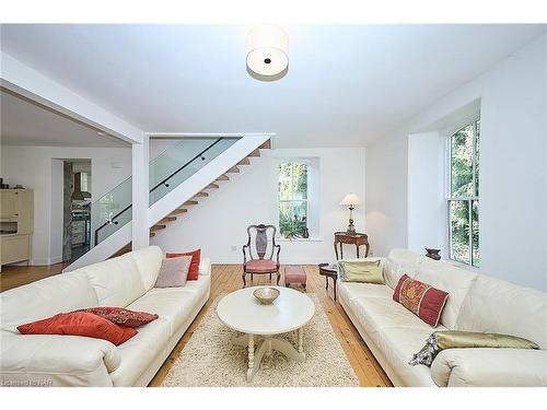 1540 Concession 6 Rd Road, Niagara-On-The-Lake, ON - Indoor Photo Showing Living Room