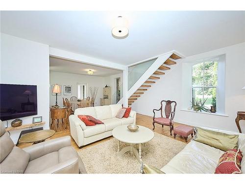 1540 Concession 6 Rd Road, Niagara-On-The-Lake, ON - Indoor Photo Showing Living Room