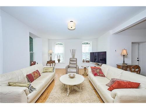 1540 Concession 6 Rd Road, Niagara-On-The-Lake, ON - Indoor Photo Showing Living Room