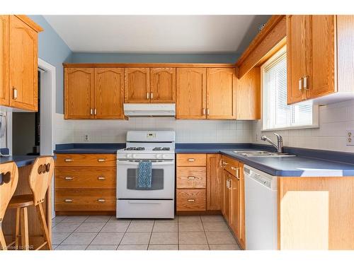 14 Bessborough Drive, St. Catharines, ON - Indoor Photo Showing Kitchen With Double Sink